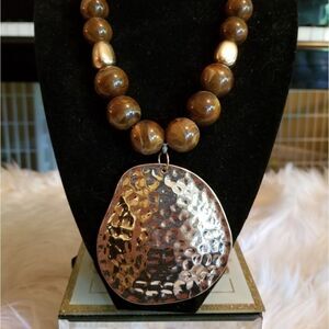 HAMMERED GOLD SEASHELL NECKLACE